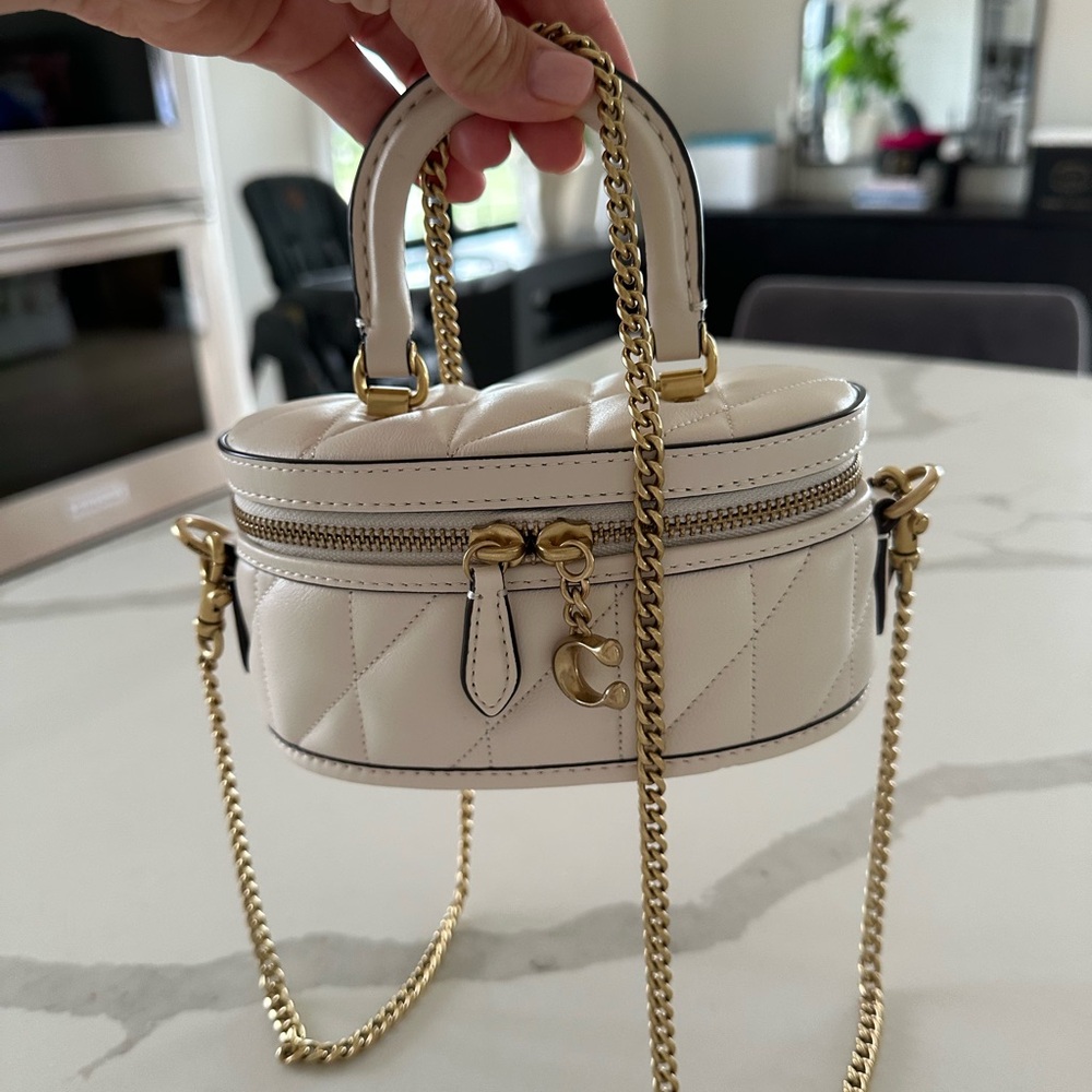 Elegant coach vanity  white  Quilted Handbag with Gold Chain